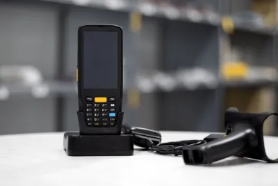 Pakkepris: Håndterminal med opladerdock og pistolgreb